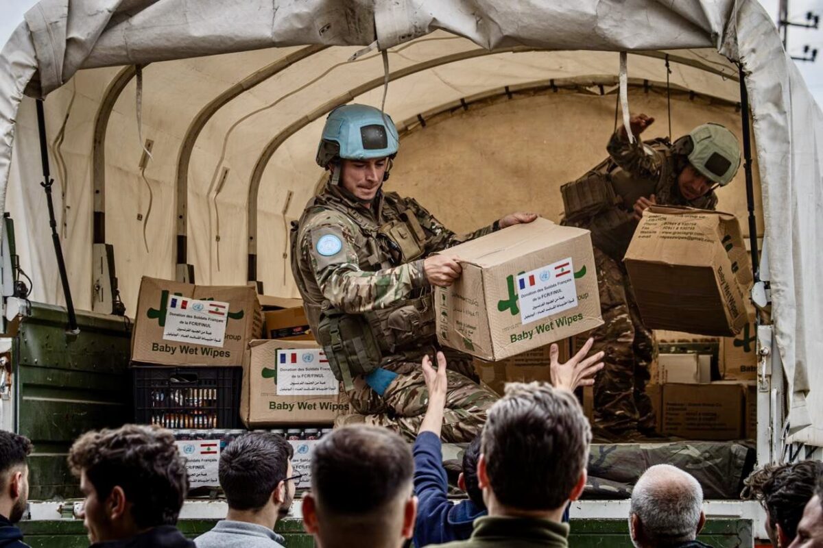 Un militare dell'Unifil scarica aiuti umanitari destinati alla popolazione libanese. (Foto: X, Unifil)