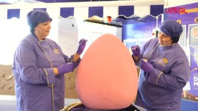 Cadbury crea uovo di Pasqua gigante da 55 kg: il Mega Mini Egg