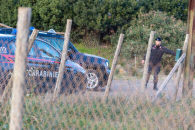 Piacenza, anziano trovato morto a ottobre: moglie e figlio arrestati per maltrattamenti e omicidio