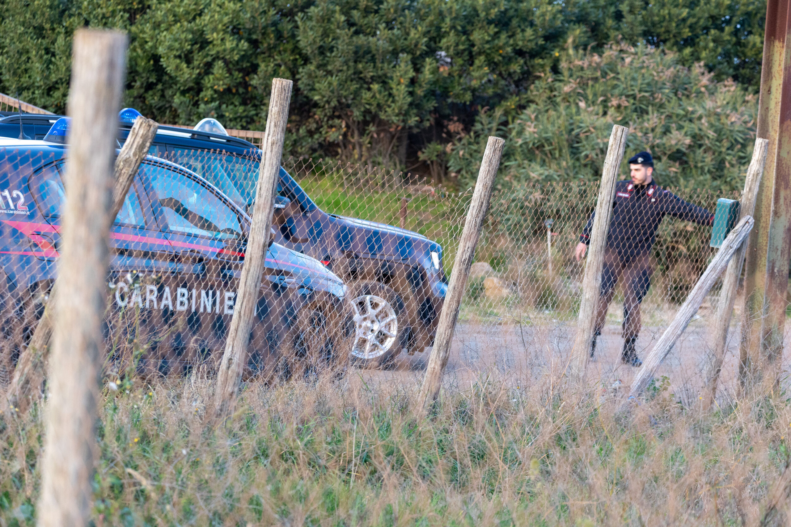 Piacenza, anziano trovato morto a ottobre: moglie e figlio arrestati per maltrattamenti e omicidio