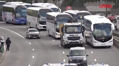 Parigi, traffico in tilt per la protesta di pullman e camion
