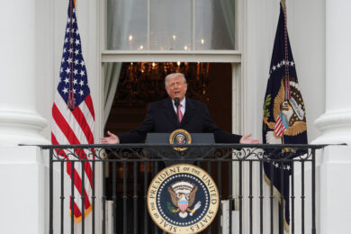 Iran, Trump: “Trattative in corso ma senza accordo distruggeremo l’isola di Kharg”. La Spagna chiude lo spazio aereo