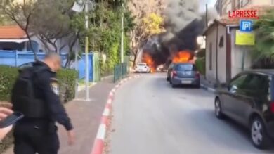 Iran, incendio nel centro di Israele dopo raid di Teheran