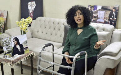 Iran, attivisti: “Premio Nobel Narges Mohammadi ha avuto un infarto”