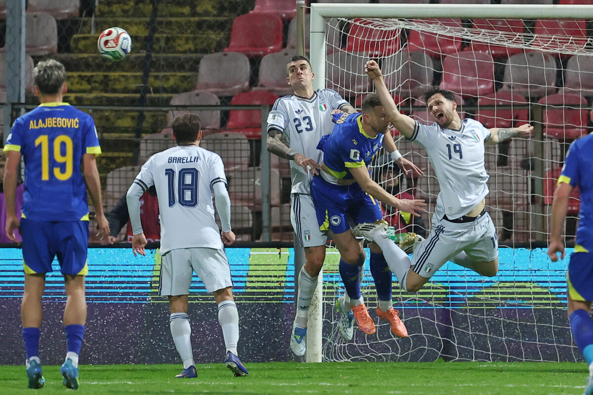 Uno scontro tra Federico Gatti, Gianluca Mancini ed Edin Dzeko. (AP Photo/Armin Durgut)