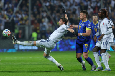 Manuel Locatelli strattona Ermedin Demirovic. (AP Photo/Armin Durgut)