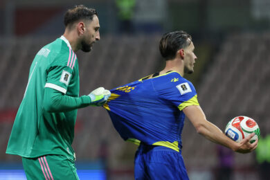 Gianluigi Donnarumma trattiene la maglietta di Amar Dedic. (AP Photo/Armin Durgut)