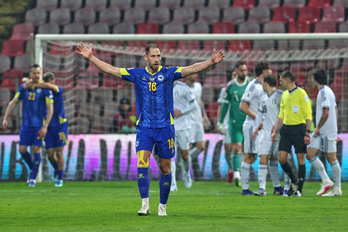 Nikola Katic esulta dopo l'1-1 messo a segno dal compagno Tabakovic. (AP Photo/Armin Durgut)