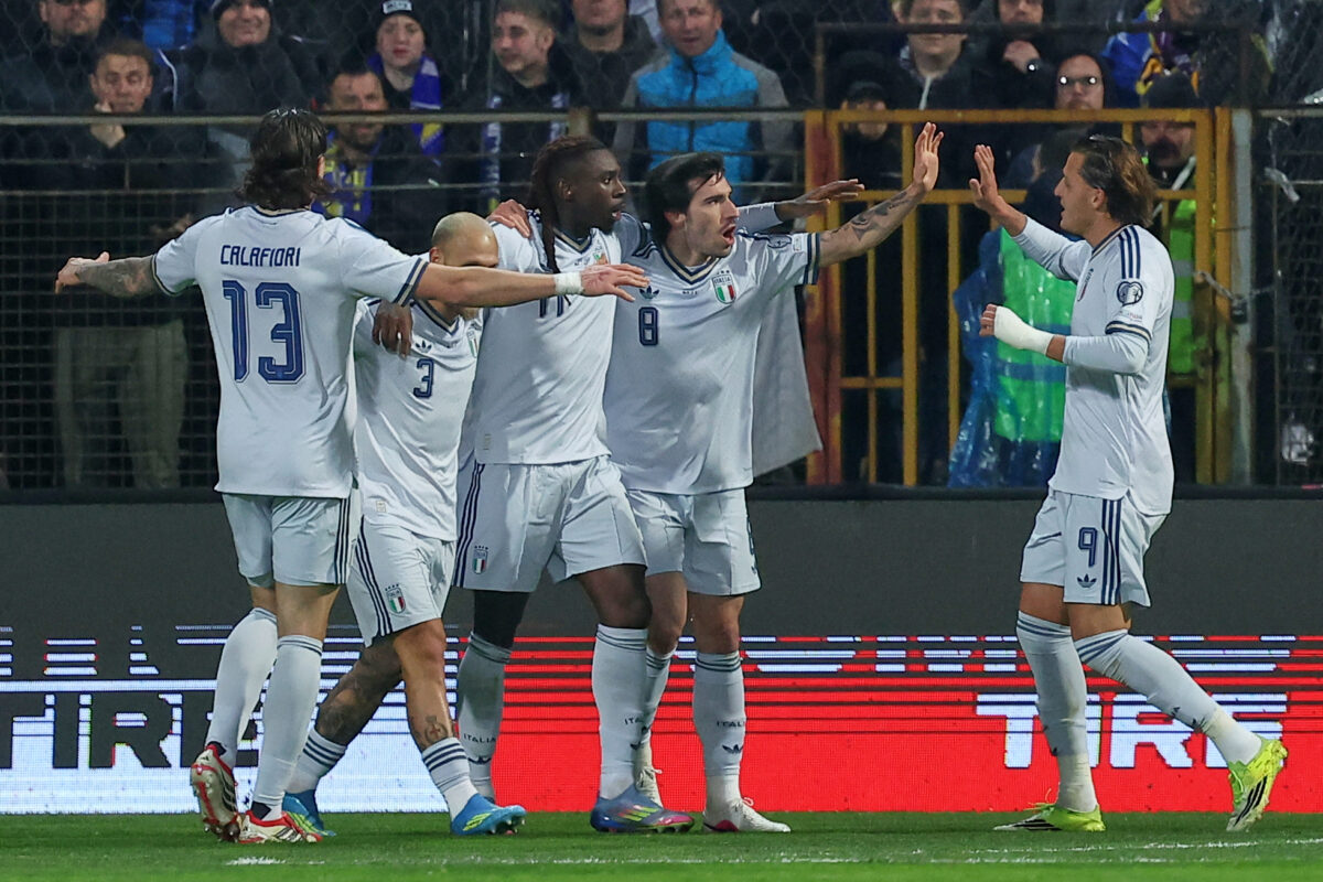 Moise Kean accerchiato dai compagni dopo la rete che ha sbloccato il risultato. (AP Photo/Armin Durgut)