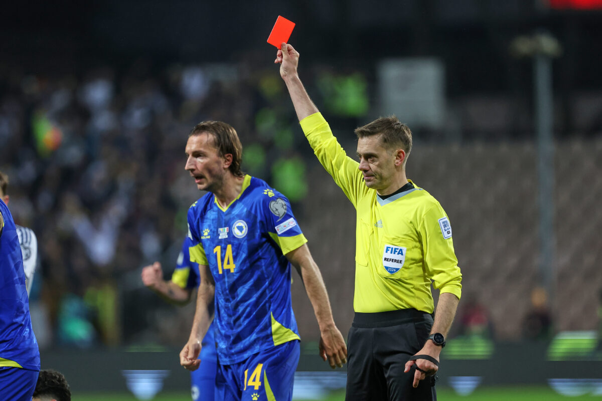 L'arbitro Clement Turpin estrae il rosso diretto per Bastoni, non inquadrato nella foto. (AP Photo/Armin Durgut)