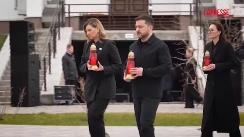 Ucraina, Zelensky visita il memoriale dedicato alle vittime di Bucha