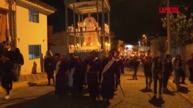 Ecuador, i fedeli trasportano statue da 900 kg nella processione del Martedì Santo