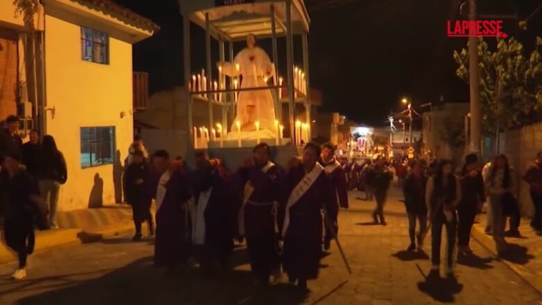 Ecuador, i fedeli trasportano statue da 900 kg nella processione del Martedì Santo