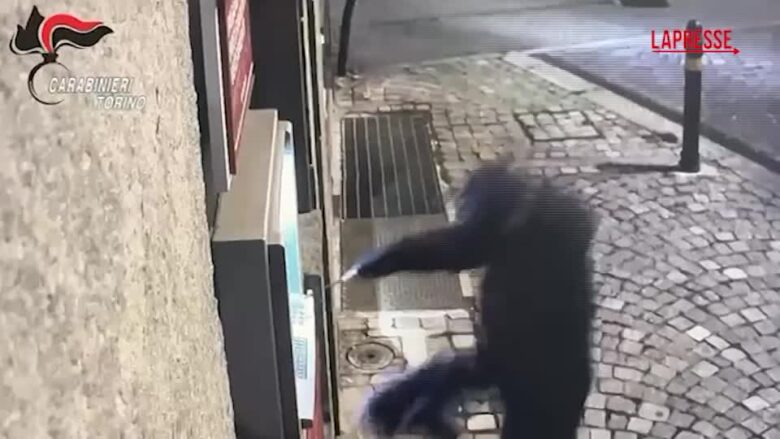 Torino, fanno esplodere un bancomat e rubano le banconote: le immagini della sorveglianza