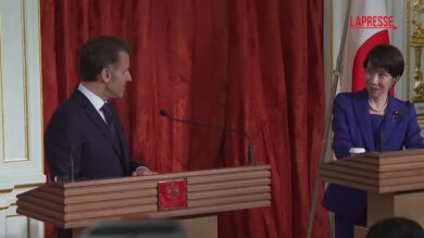 Francia-Giappone, Macron e Takaichi posano in stile Dragon Ball