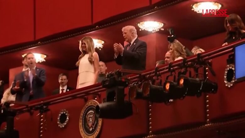 Usa, Trump assieme a Melania assiste alla prima del musical 'Chicago' al Kennedy Center