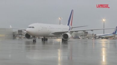 Giappone, Macron e la first lady francese Brigitte arrivano a Tokyo