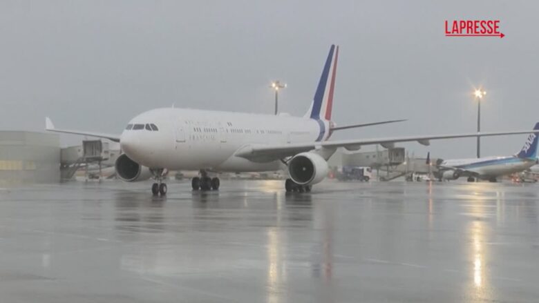 Giappone, Macron e la first lady francese Brigitte arrivano a Tokyo