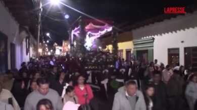 Pasqua, la tradizionale processione dei fedeli a Zipaquirá in Colombia