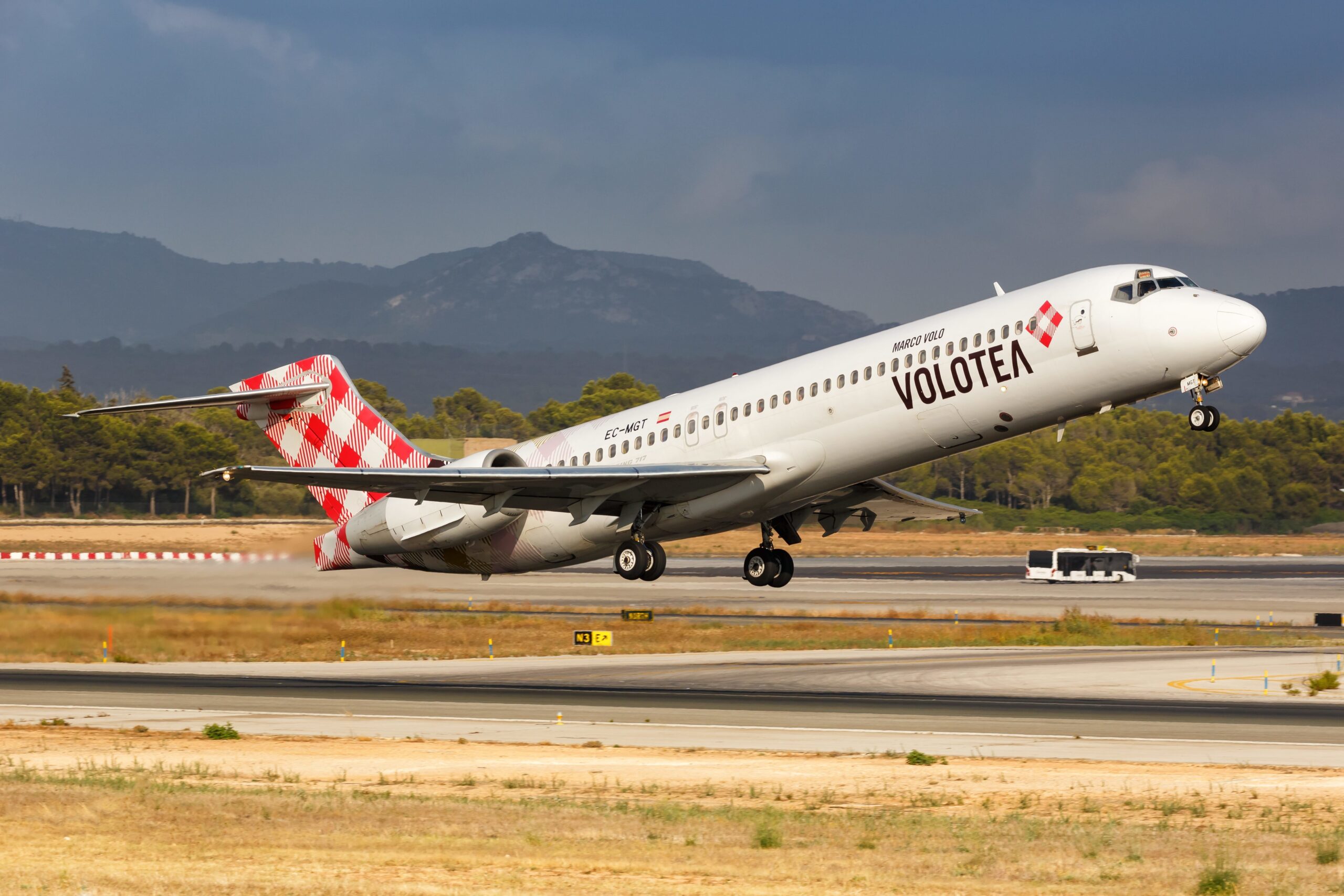 Volotea taglia i voli a causa della guerra in Iran, pesa il caro-carburanti