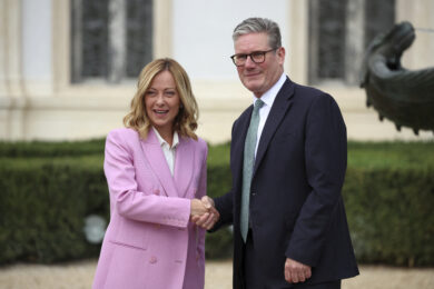 Iran, Starmer sente Meloni: “Urgente de-escalation e riapertura dello Stretto di Hormuz” – La diretta