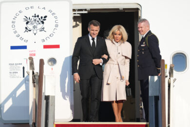 Trump deride Macron: “Maltrattato da Brigitte”. Il presidente francese: “Parole ineleganti”