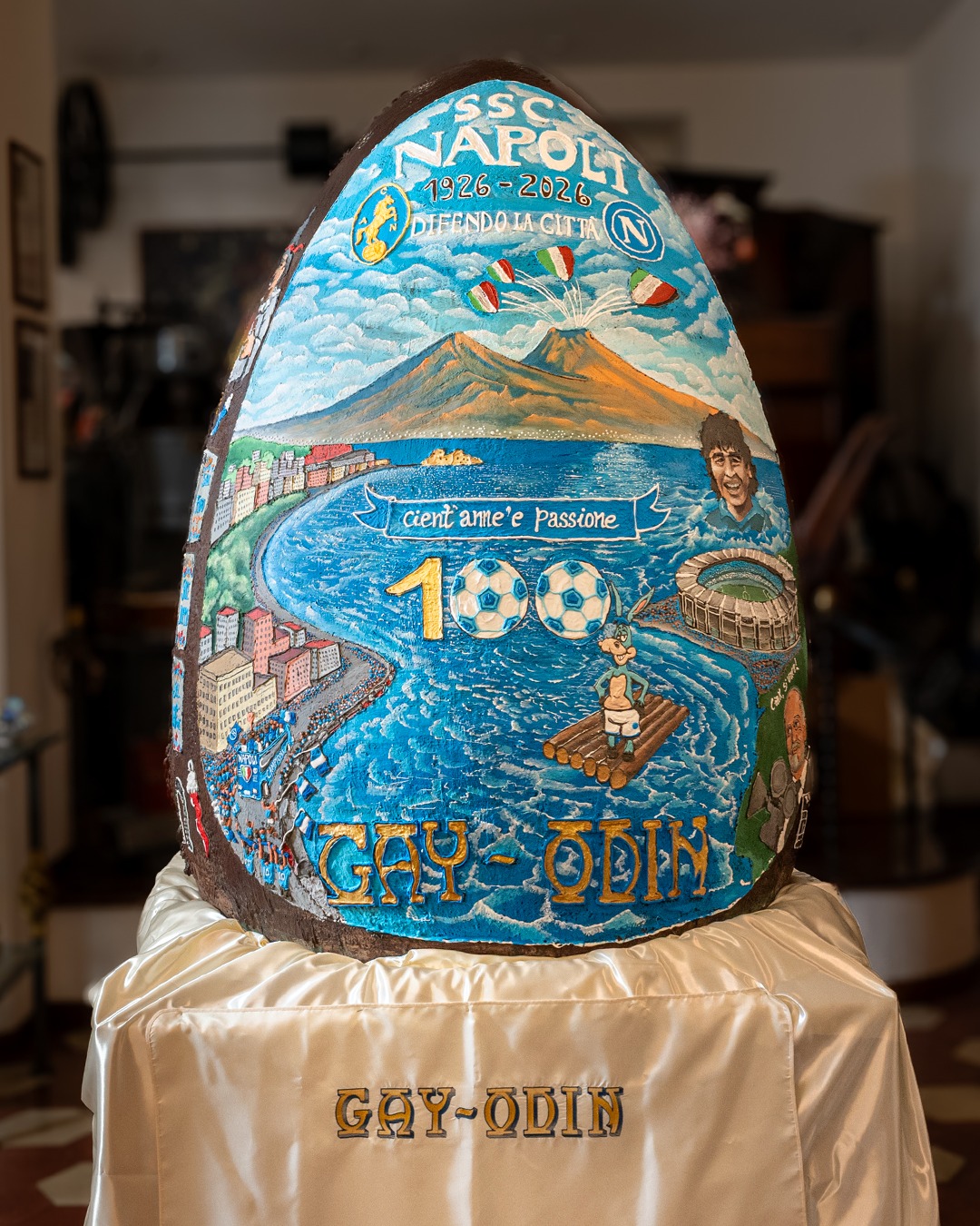 Pasqua, uovo da record per i 100 anni del Napoli: c’è anche Maradona