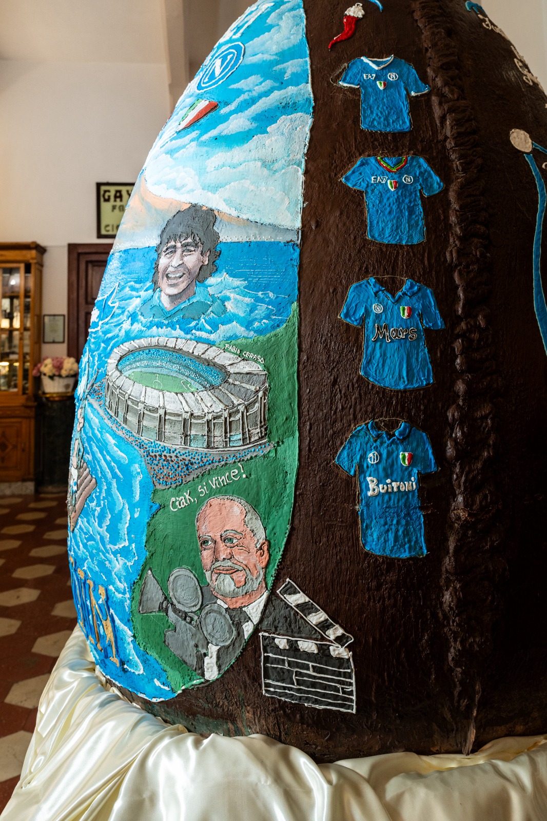Galleria foto 'Pasqua, uovo da record per i 100 anni del Napoli: c’è anche Maradona' - foto 5