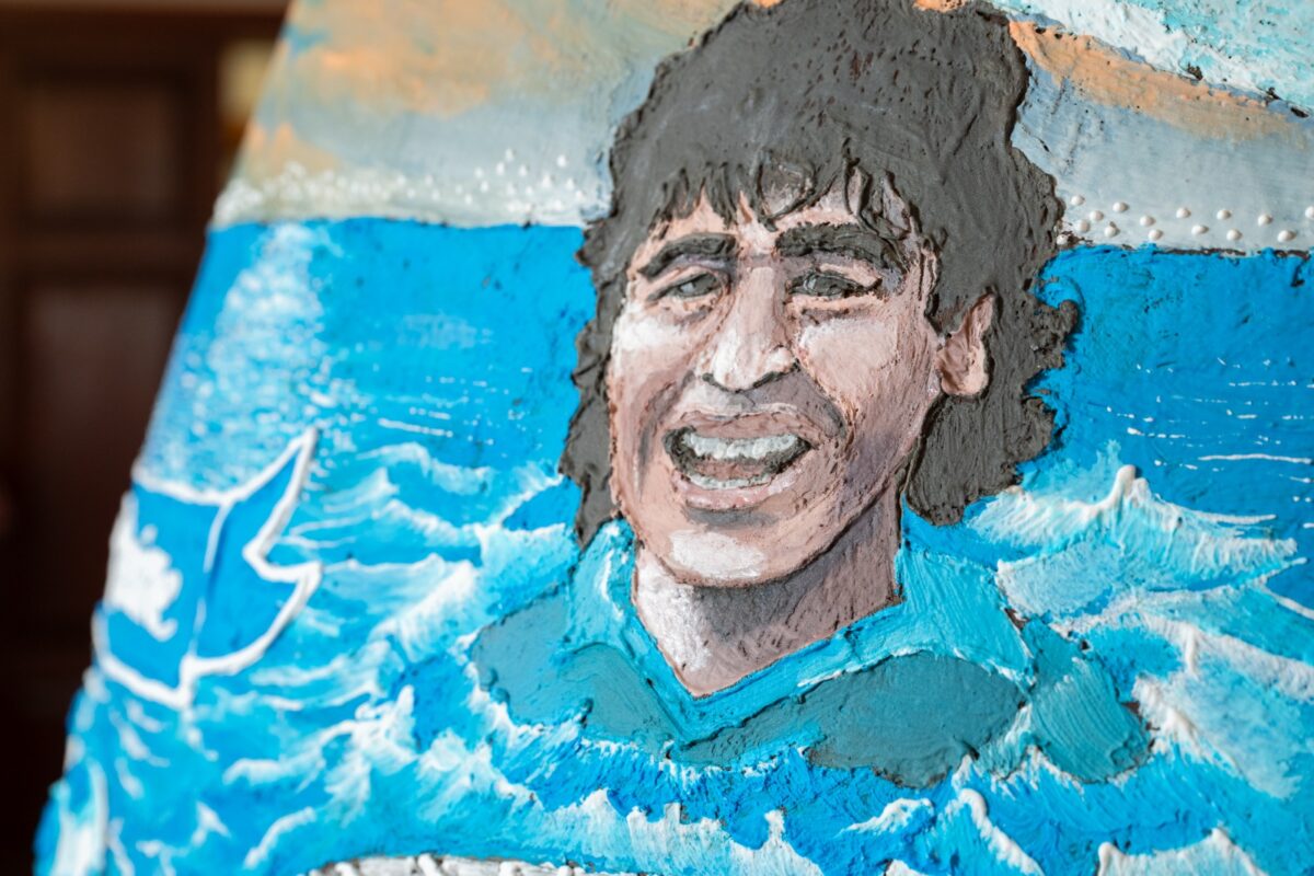 Galleria foto 'Pasqua, uovo da record per i 100 anni del Napoli: c’è anche Maradona' - foto 4