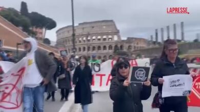 Roma, blitz dei movimenti per la casa al Colosseo: striscione contro l’emergenza abitativa