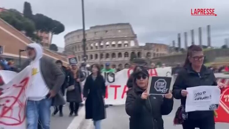 Roma, blitz dei movimenti per la casa al Colosseo: striscione contro l’emergenza abitativa