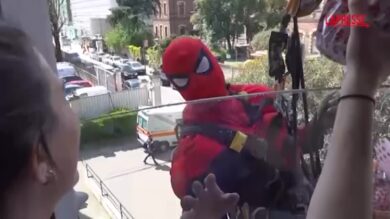 Pasqua, Spiderman porta le uova ai bambini della clinica De Marchi a Milano