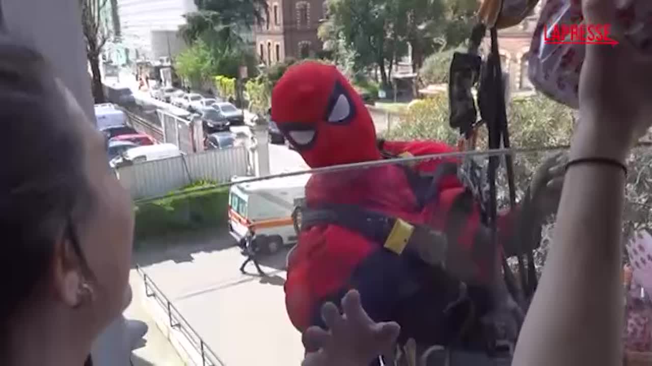 pasqua spiderman porta le uova ai bambini della clinica de marchi a milano da Lapresse.it pasqua spiderman porta le uova ai bambini della clinica de marchi a milano