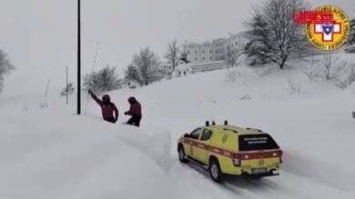 Maltempo Abruzzo, neve record sull’Appennino: slavina si stacca su Prati di Tivo