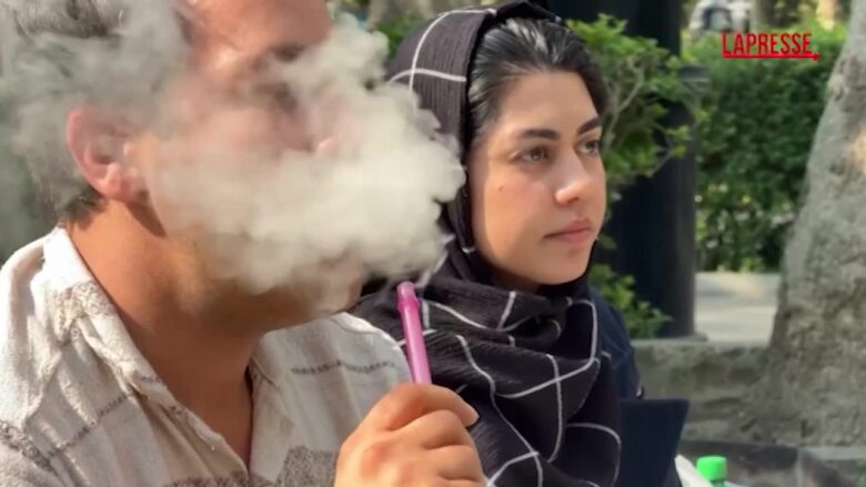 Iran, la gente affolla i parchi a Teheran nonostante il pericolo dei bombardamenti