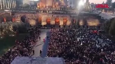 Pasqua, il Colosseo illuminato dalle fiaccole per la Via Crucis del Venerdì Santo