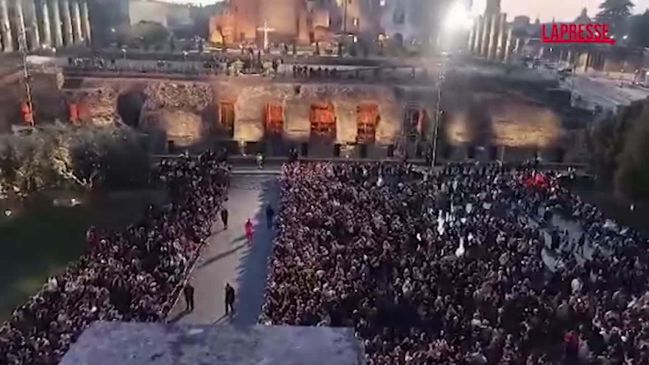 pasqua il colosseo illuminato dalle fiaccole per la via crucis del venerd236 santo da Lapresse.it pasqua il colosseo illuminato dalle fiaccole per la via crucis del venerd236 santo