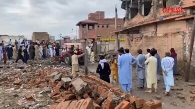 Pakistan, attentato suicida a una stazione di polizia: almeno 5 morti