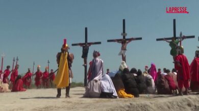 Filippine, fedeli rievocano la Passione di Cristo: un attore crocifisso