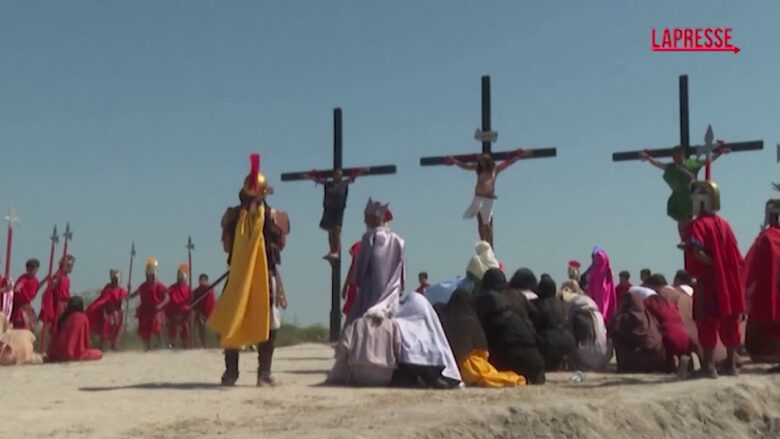 Filippine, fedeli rievocano la Passione di Cristo: un attore crocifisso
