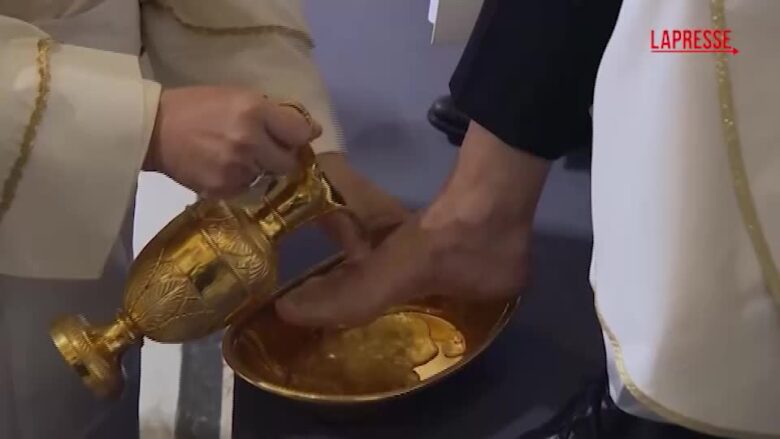 Pasqua, nel Giovedì Santo il Papa compie il gesto della Lavanda dei piedi