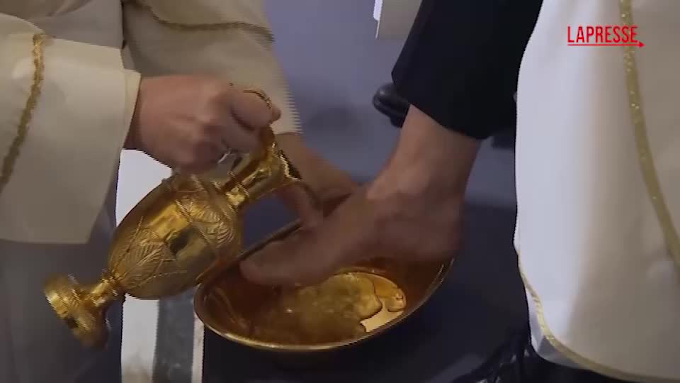 Pasqua, nel Giovedì Santo il Papa compie il gesto della Lavanda dei piedi