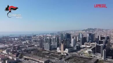 Napoli, carabinieri intercettano drone con smartphone e droga diretto in carcere