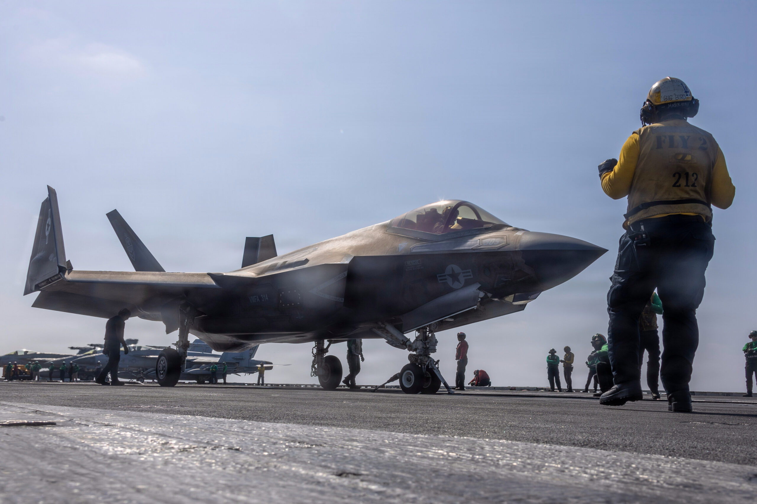 Iran, abbattuto caccia Usa. Axios: “Si cercano due piloti”