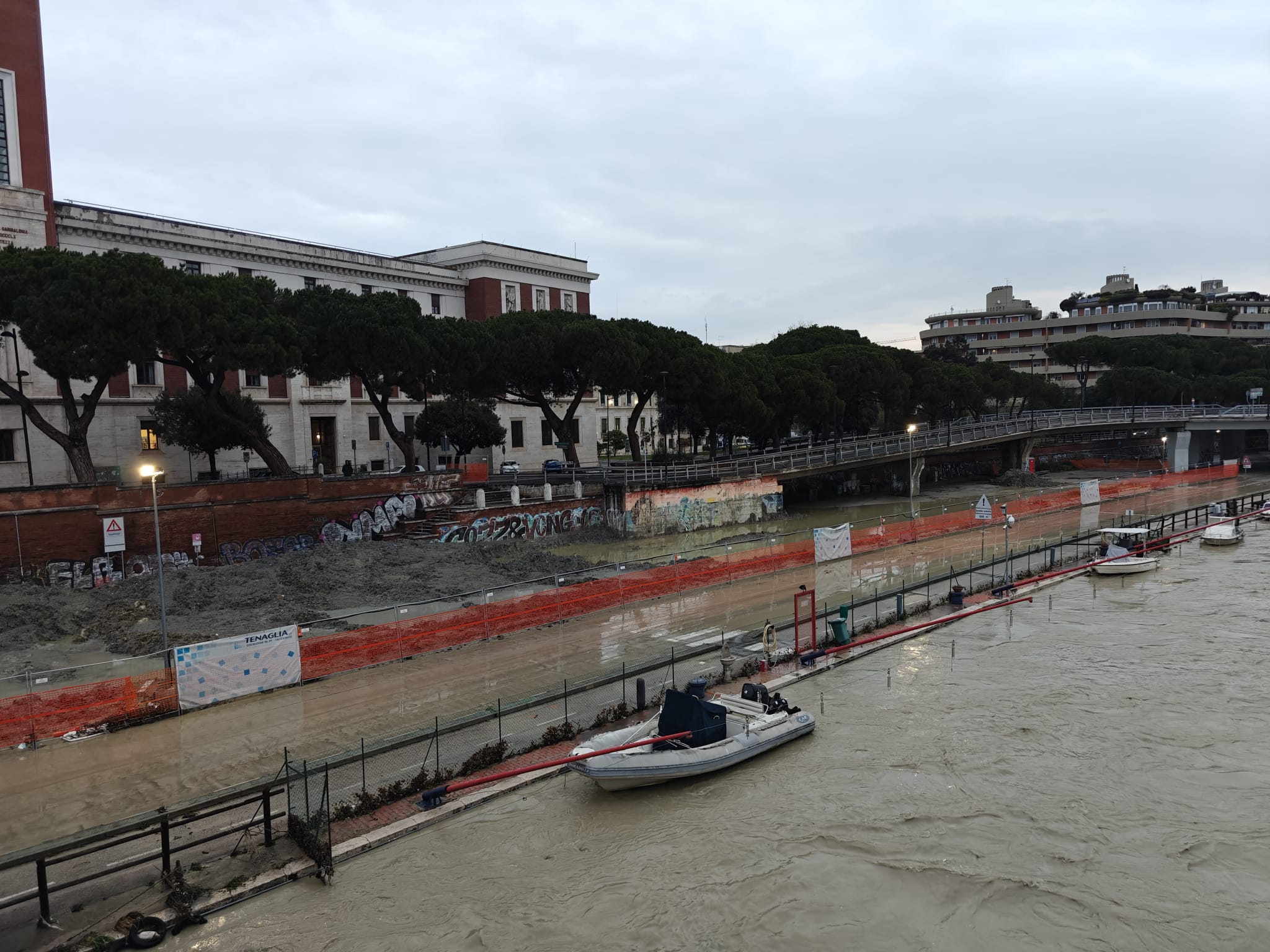 Maltempo, crolla ponte sull’Adriatica: si temono vittime. Ciciliano: “Caduta pioggia di 6 mesi”