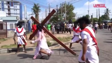 Pasqua, a Lagos in Nigeria i fedeli cristiani rievocano la Via Crucis