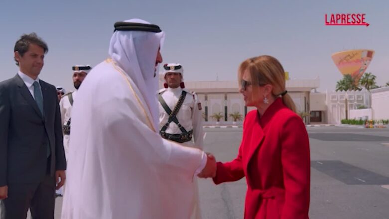 Governo, Meloni arrivata a Doha: vedrà l'emiro del Qatar, Al Thani