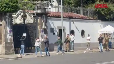 Iran, lancio di uova su ambasciata a Roma contro impiccagioni