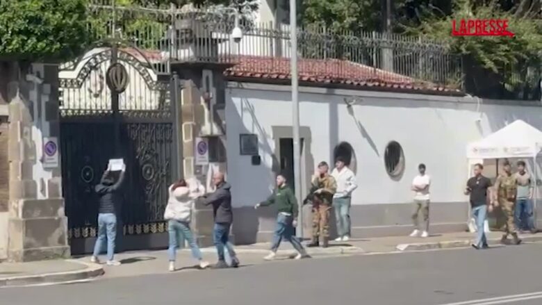 Iran, lancio di uova su ambasciata a Roma contro impiccagioni