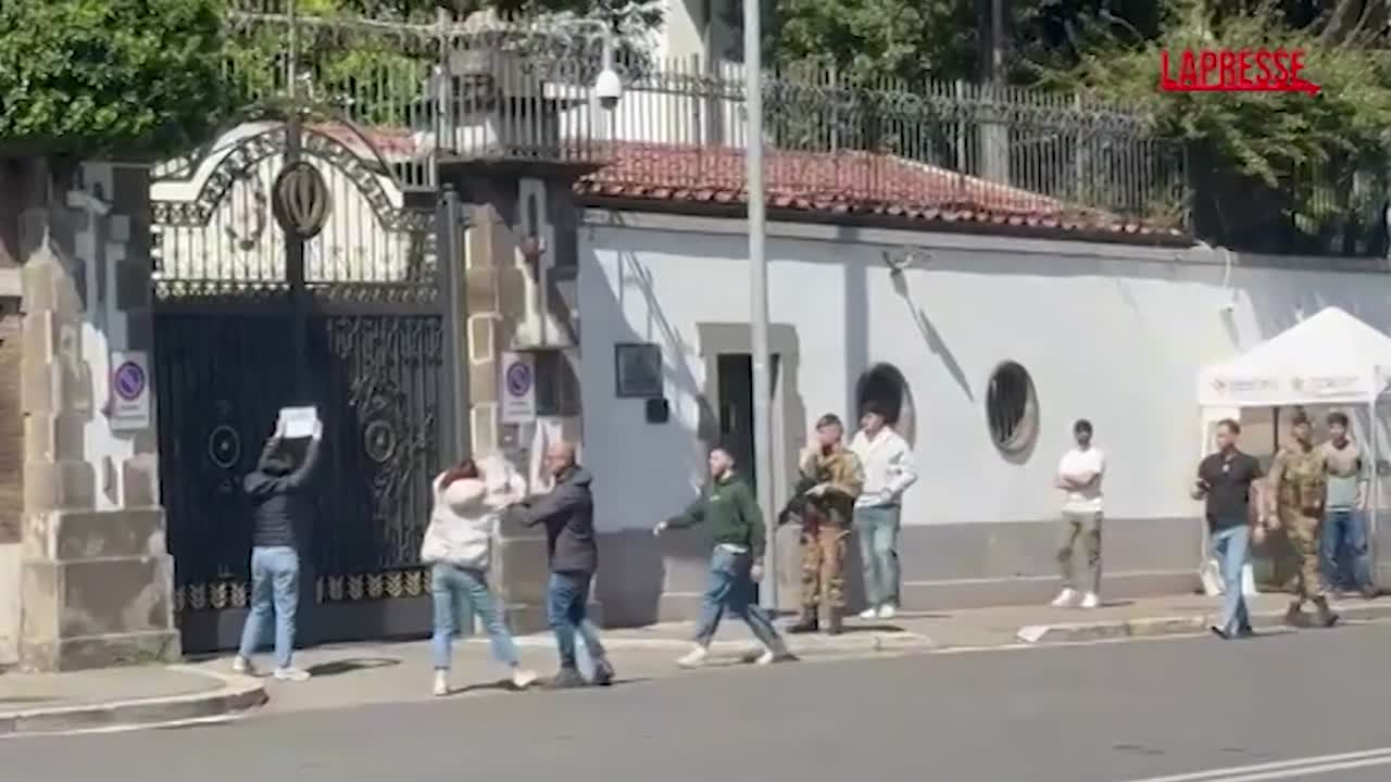 iran lancio di uova su ambasciata a roma contro impiccagioni da Lapresse.it iran lancio di uova su ambasciata a roma contro impiccagioni